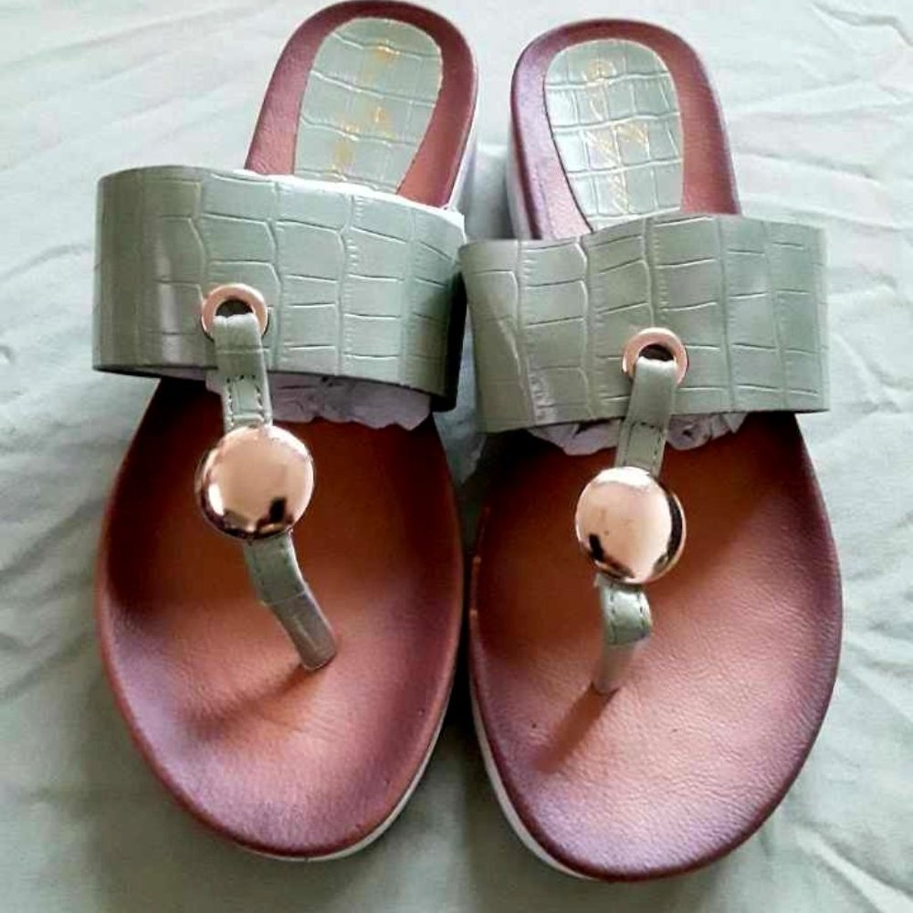 SANDALS (MY WHOLE CLOSET IS ANY 2 FOR $15  JUST BUNDLE AND SEND OFFER)